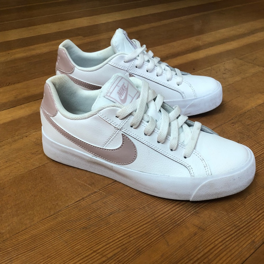 Nike white and light pink casual shoe